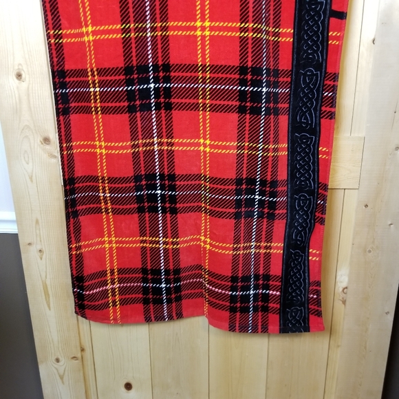 InstaKilt Red Scottish Tartan Kilt Beach Towel NWOT - Picture 4 of 9